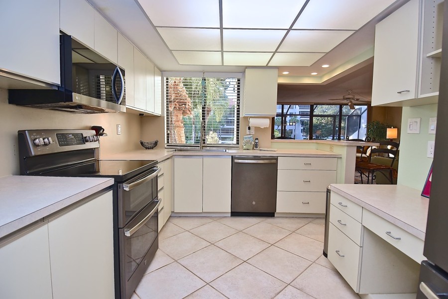 Nice size kitchen with desk area